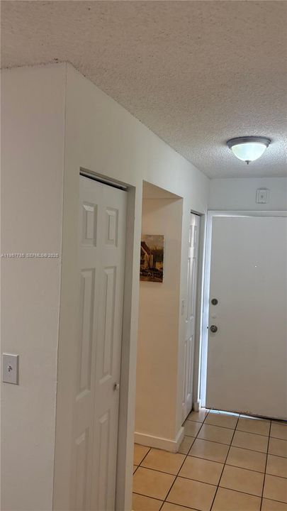 For Sale: $200,000 (2 beds, 1 baths, 801 Square Feet)