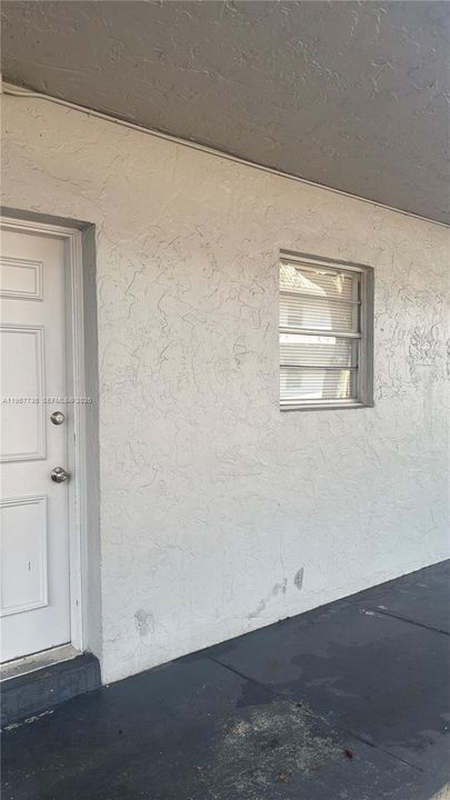 For Sale: $200,000 (2 beds, 1 baths, 801 Square Feet)