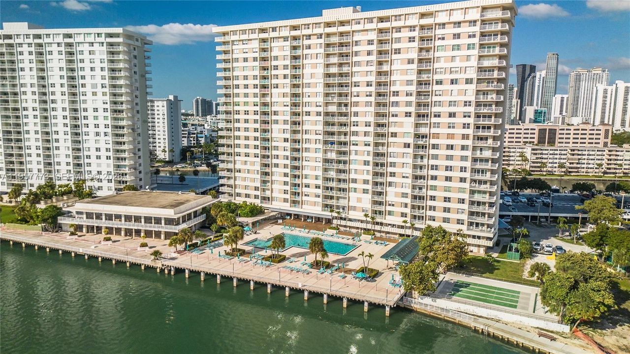 En Venta: $620,000 (3 camas, 2 baños, 1570 Pies cuadrados)