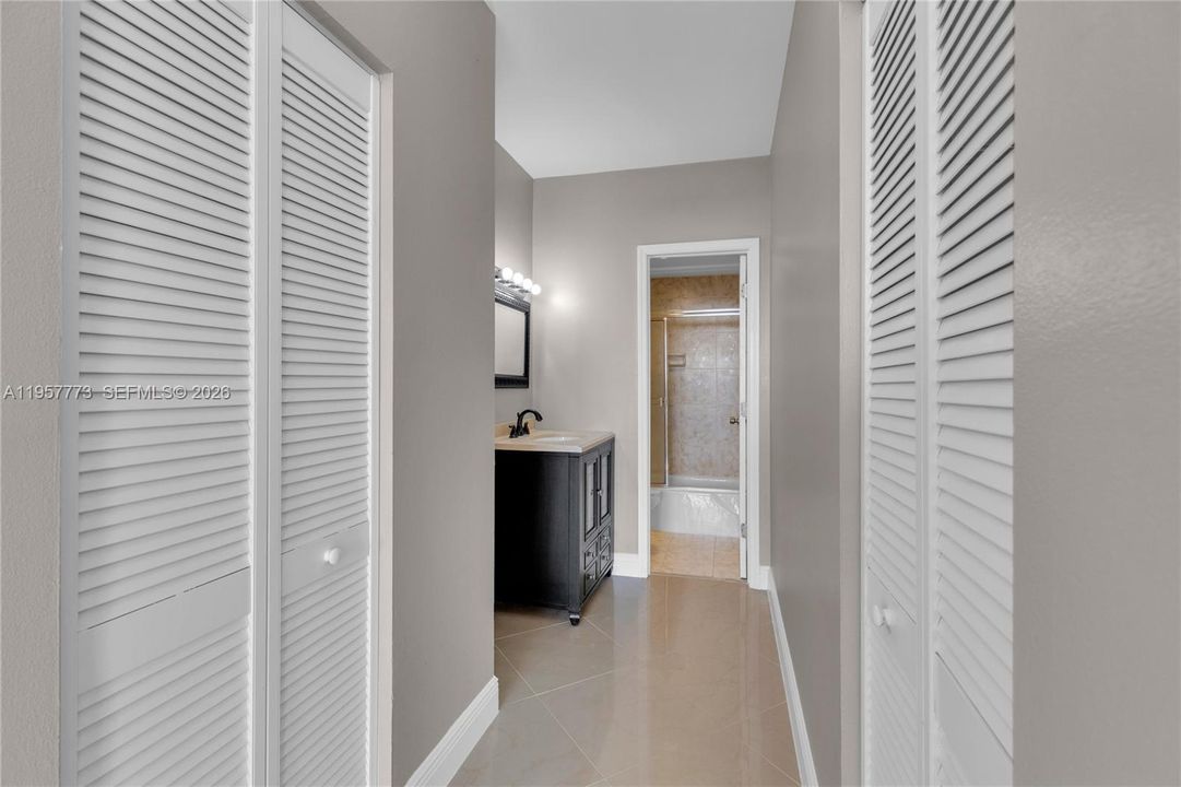 En Venta: $620,000 (3 camas, 2 baños, 1570 Pies cuadrados)