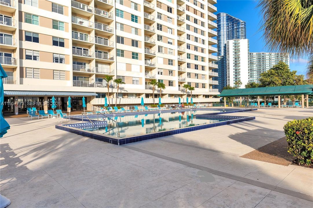 En Venta: $620,000 (3 camas, 2 baños, 1570 Pies cuadrados)