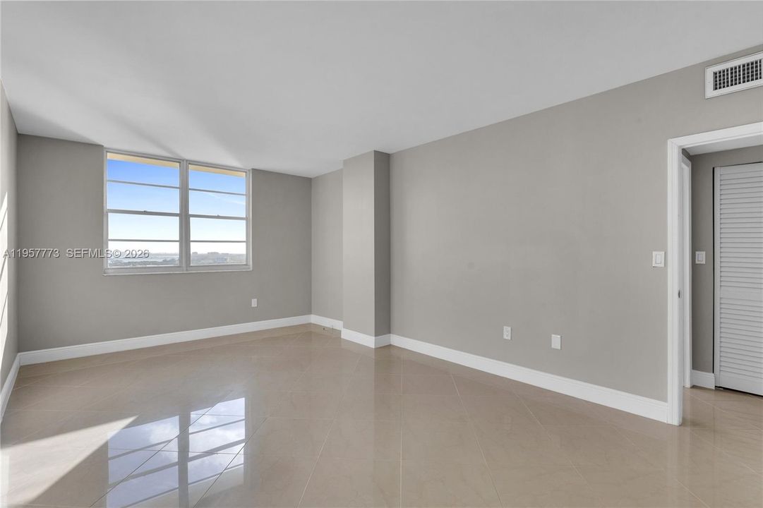 En Venta: $620,000 (3 camas, 2 baños, 1570 Pies cuadrados)