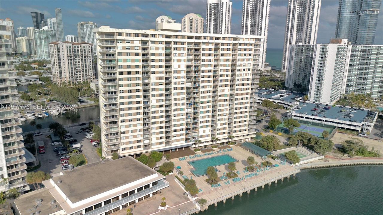 En Venta: $620,000 (3 camas, 2 baños, 1570 Pies cuadrados)