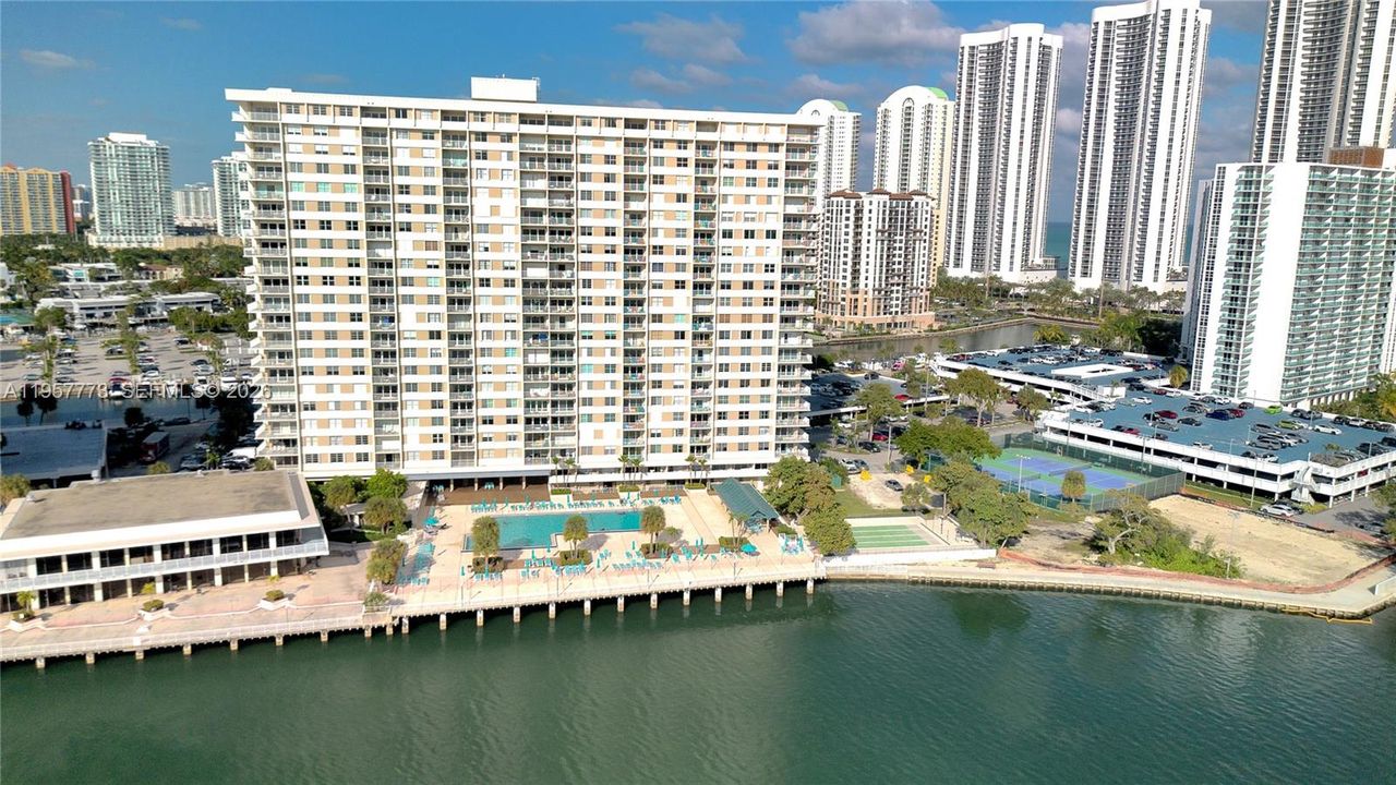 En Venta: $620,000 (3 camas, 2 baños, 1570 Pies cuadrados)