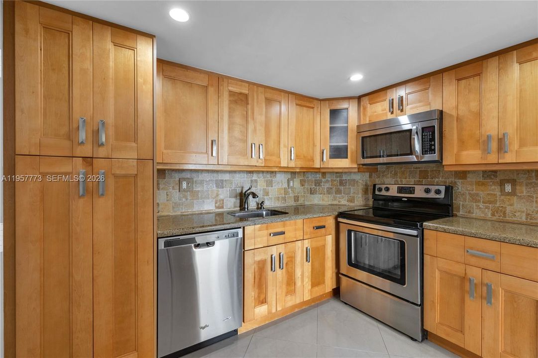 En Venta: $620,000 (3 camas, 2 baños, 1570 Pies cuadrados)