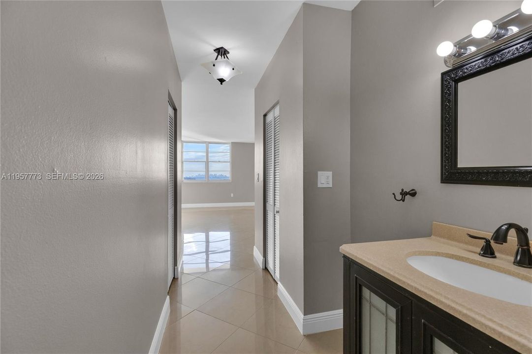 En Venta: $620,000 (3 camas, 2 baños, 1570 Pies cuadrados)
