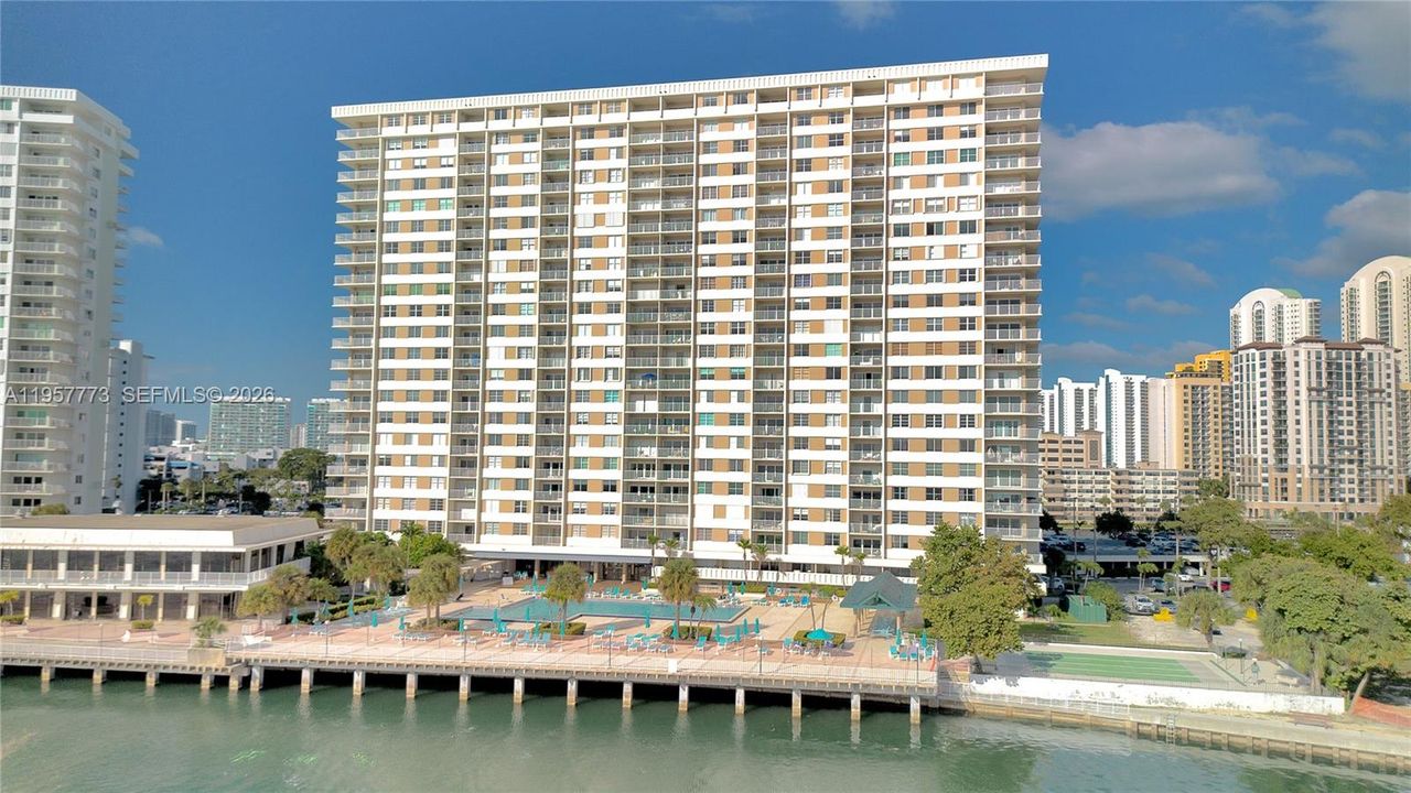 En Venta: $620,000 (3 camas, 2 baños, 1570 Pies cuadrados)