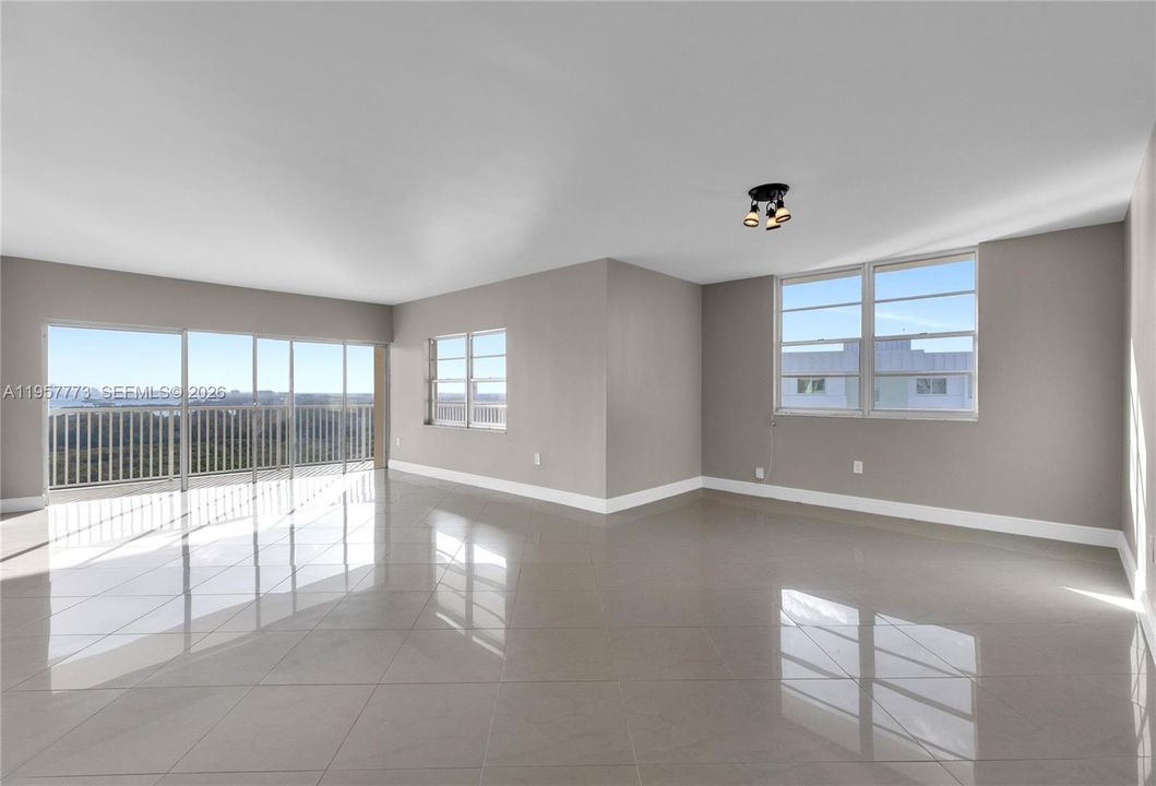 En Venta: $620,000 (3 camas, 2 baños, 1570 Pies cuadrados)