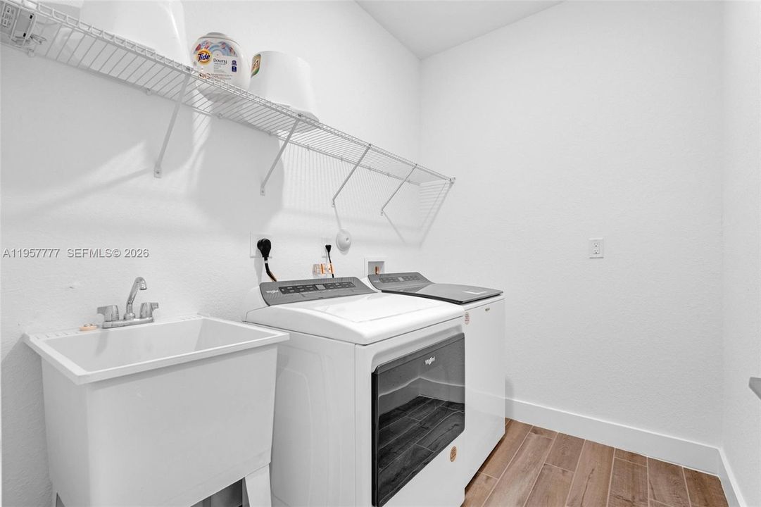 Activo con contrato: $829,999 (4 camas, 3 baños, 2603 Pies cuadrados)