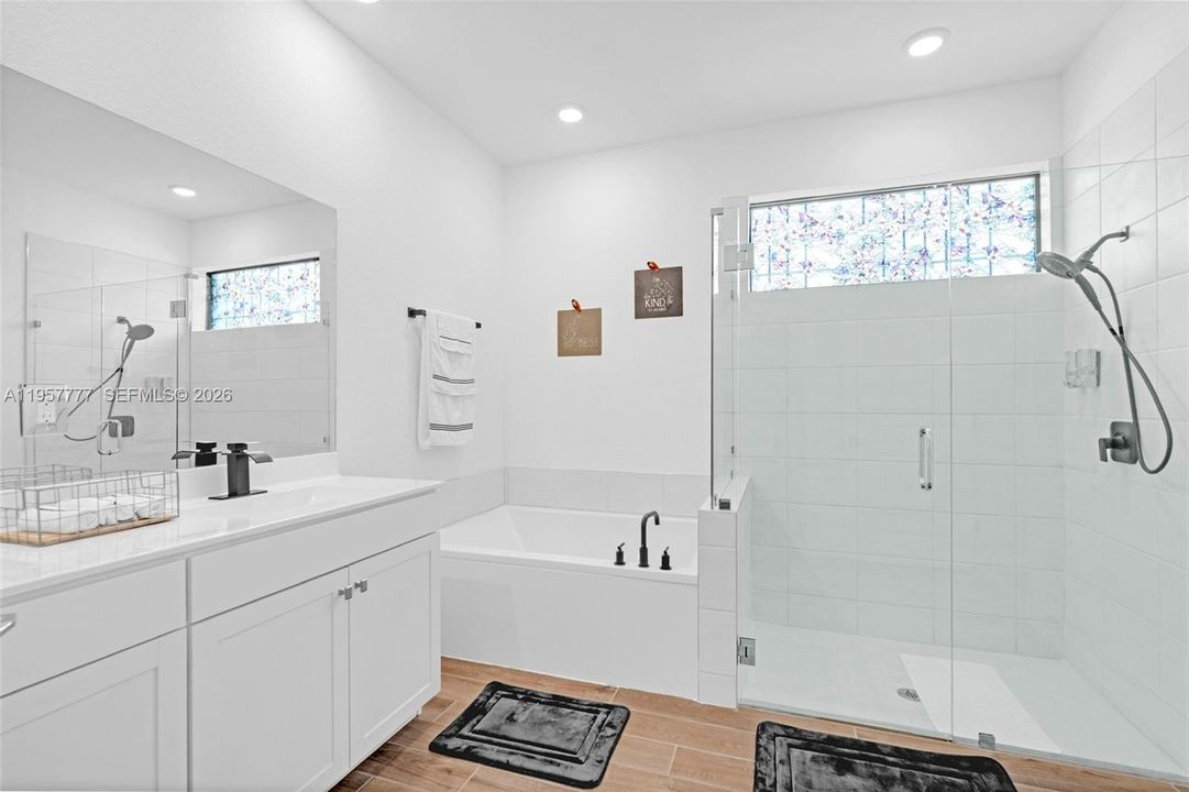 Activo con contrato: $829,999 (4 camas, 3 baños, 2603 Pies cuadrados)