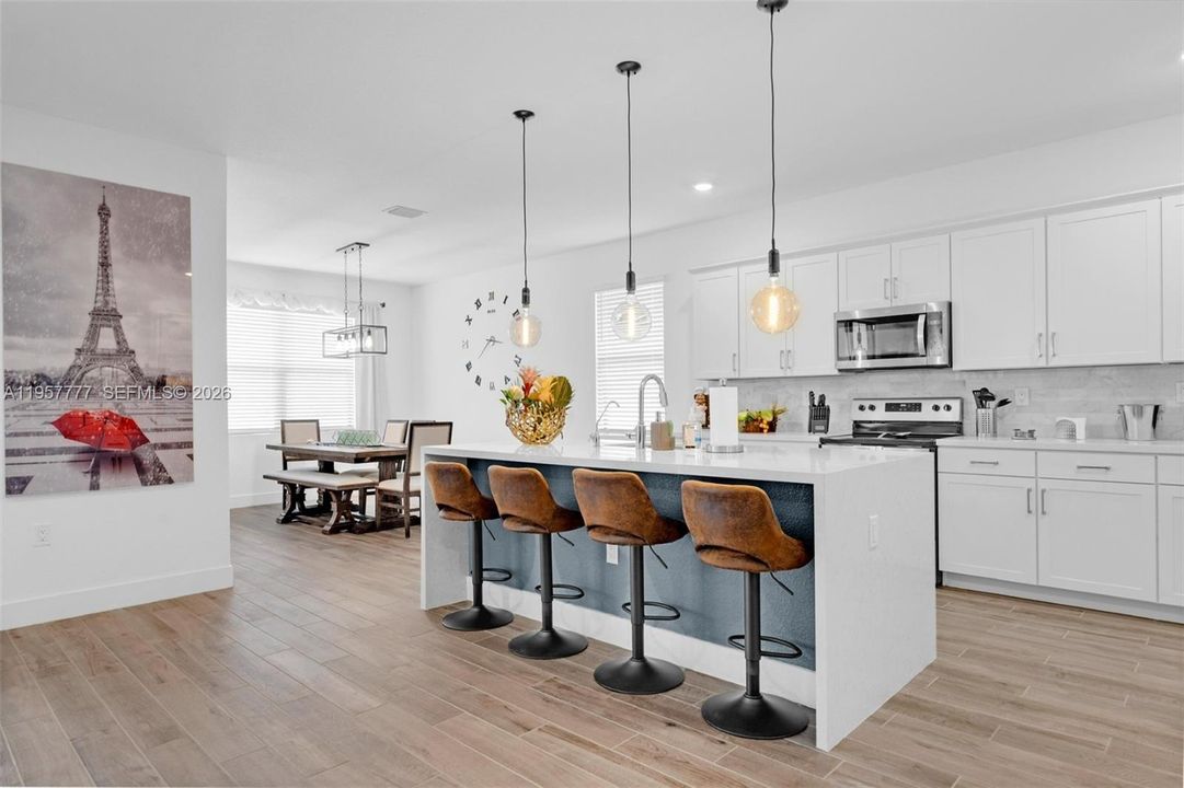 Activo con contrato: $829,999 (4 camas, 3 baños, 2603 Pies cuadrados)