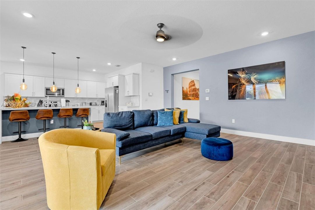 Activo con contrato: $829,999 (4 camas, 3 baños, 2603 Pies cuadrados)