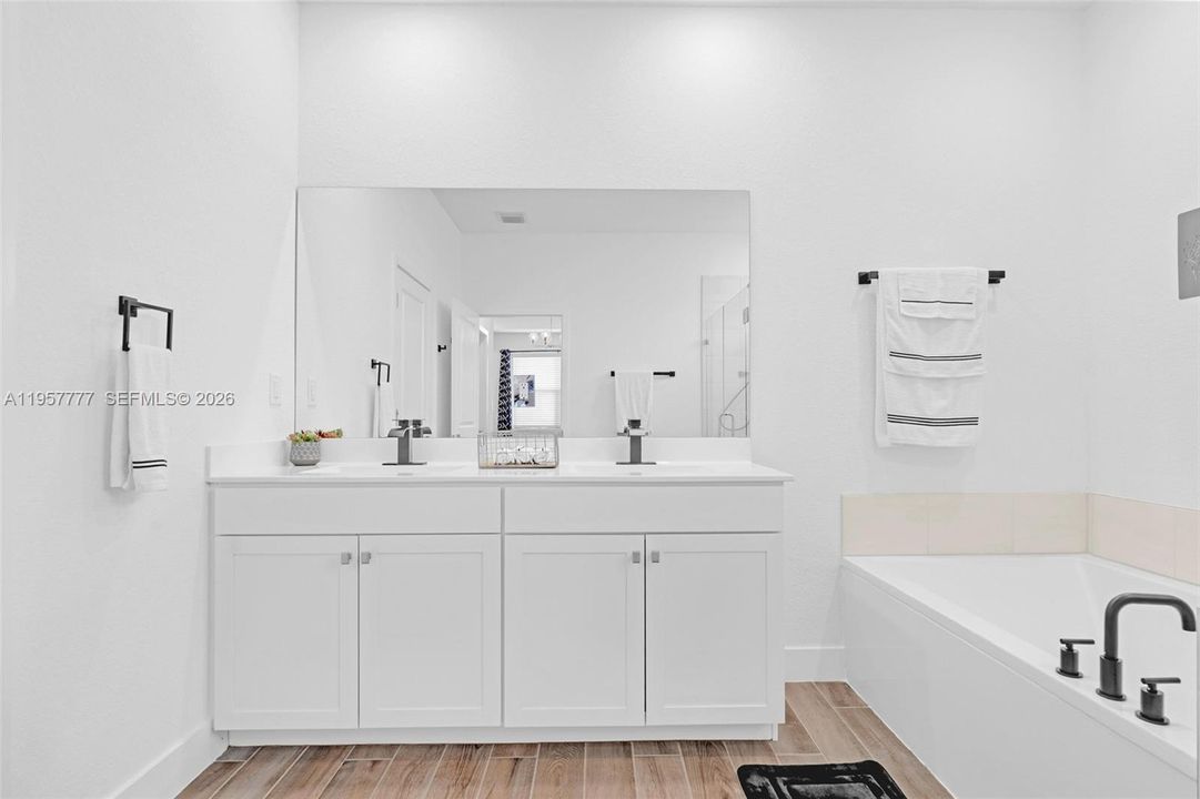 Activo con contrato: $829,999 (4 camas, 3 baños, 2603 Pies cuadrados)