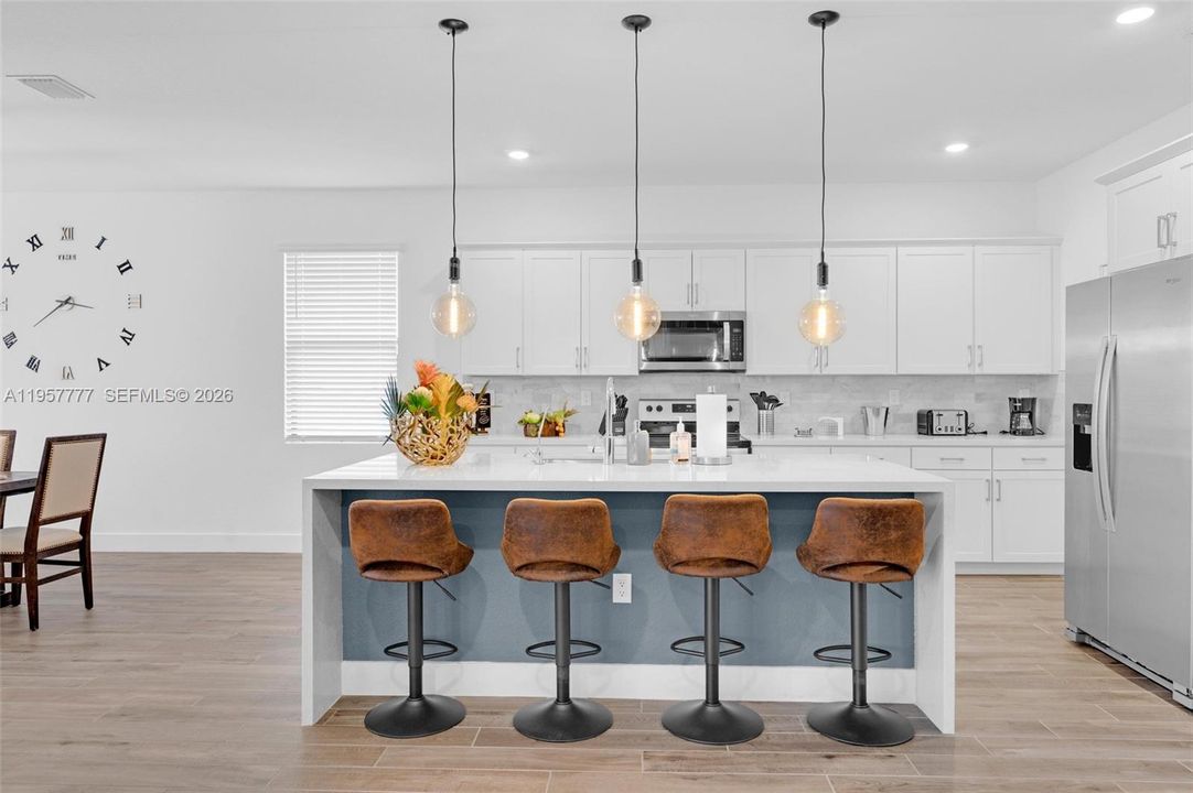 Activo con contrato: $829,999 (4 camas, 3 baños, 2603 Pies cuadrados)