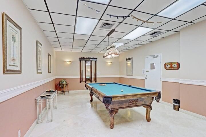 BILLARD ROOM