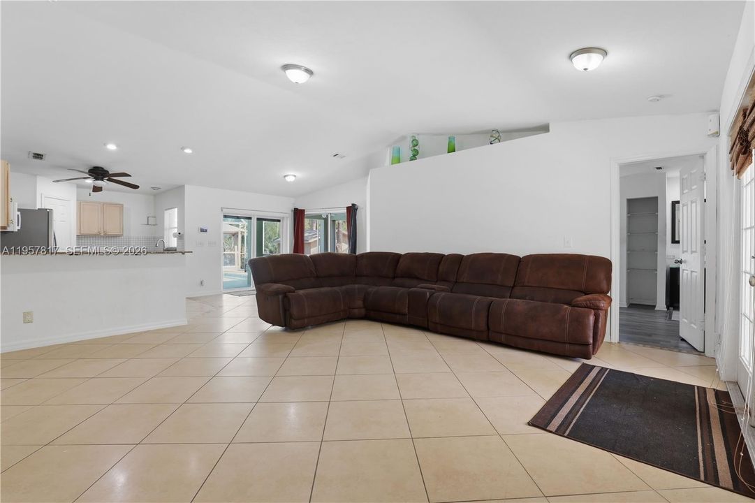En Venta: $519,000 (3 camas, 2 baños, 1956 Pies cuadrados)
