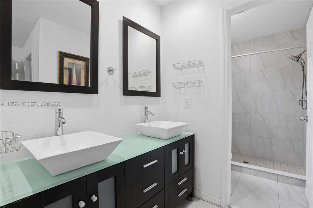 En Venta: $519,000 (3 camas, 2 baños, 1956 Pies cuadrados)