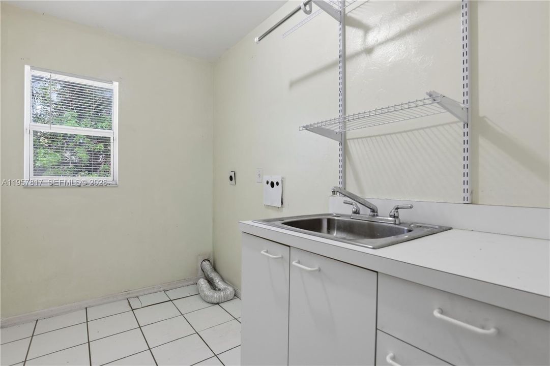 En Venta: $519,000 (3 camas, 2 baños, 1956 Pies cuadrados)