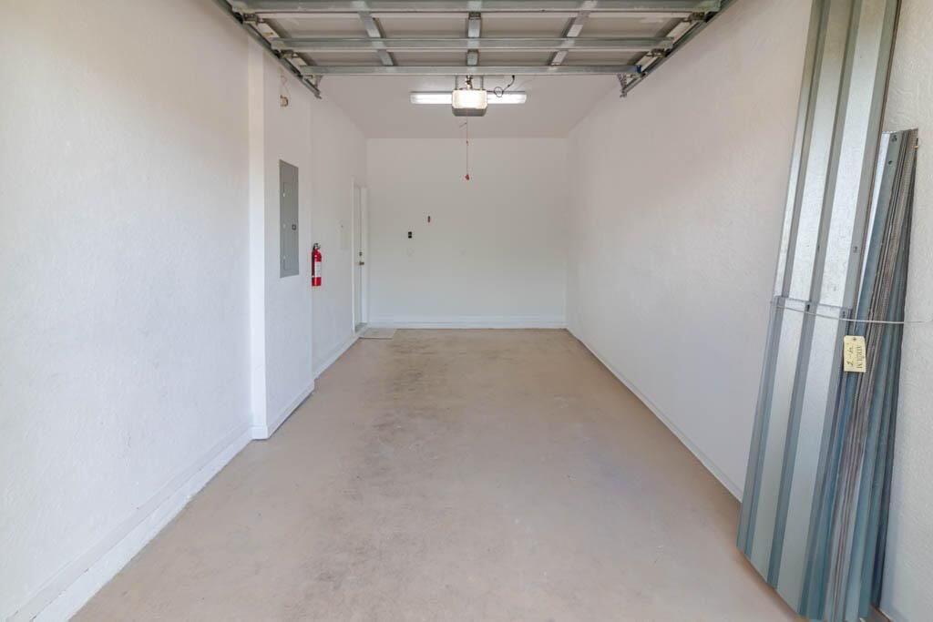 356 SE Bloxham Way-32