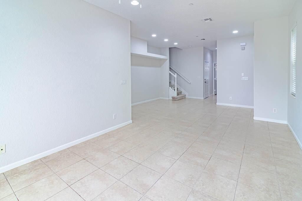 356 SE Bloxham Way-7