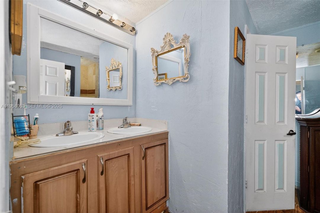 For Sale: $315,000 (5 beds, 3 baths, 2802 Square Feet)