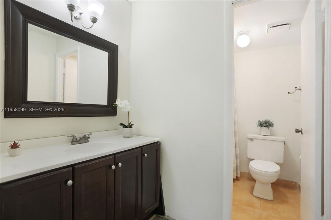 En Venta: $215,000 (2 camas, 2 baños, 1054 Pies cuadrados)