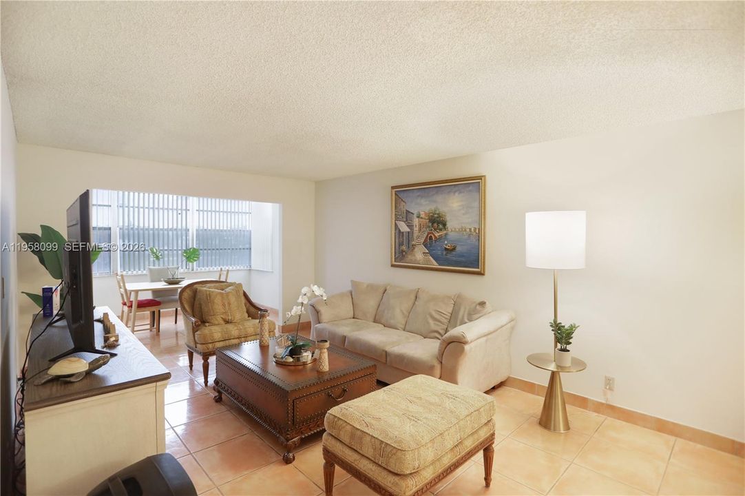 En Venta: $215,000 (2 camas, 2 baños, 1054 Pies cuadrados)