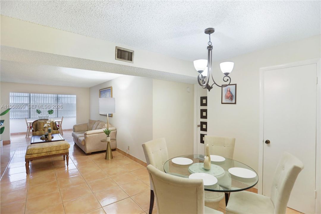 En Venta: $215,000 (2 camas, 2 baños, 1054 Pies cuadrados)