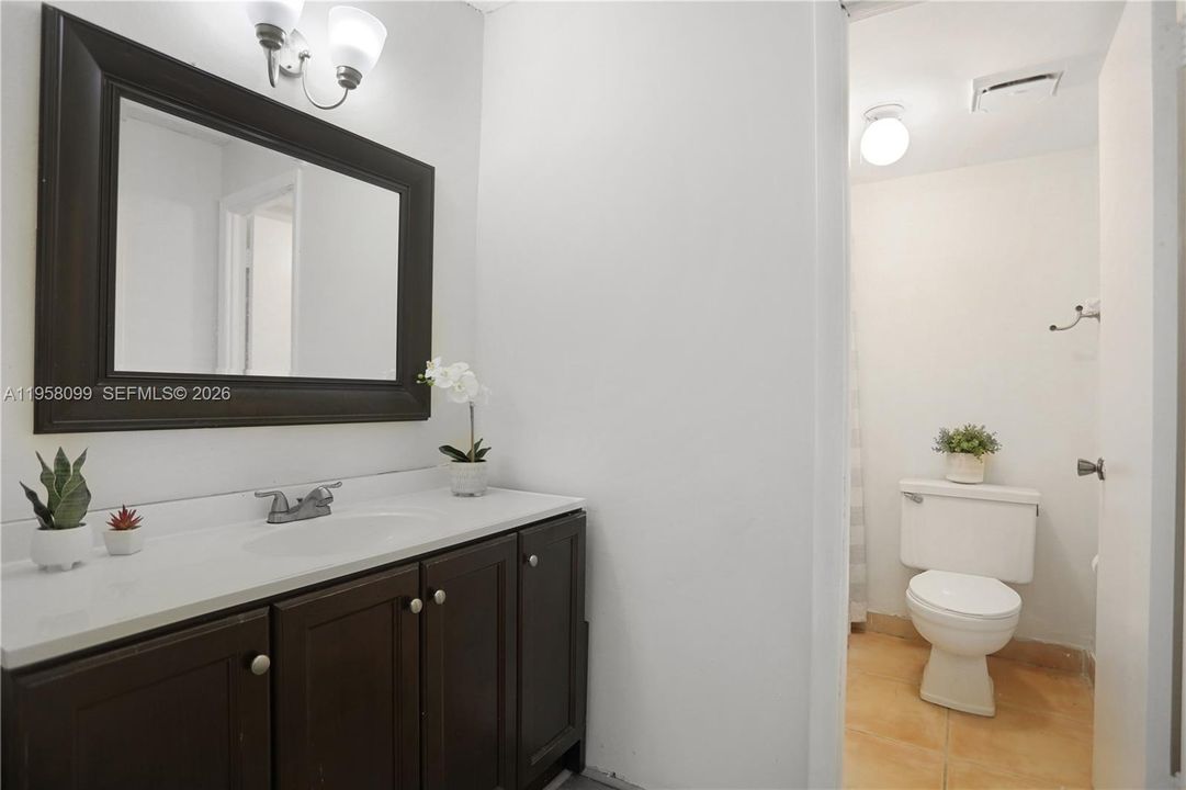 En Venta: $215,000 (2 camas, 2 baños, 1054 Pies cuadrados)