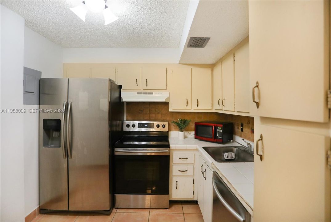 En Venta: $215,000 (2 camas, 2 baños, 1054 Pies cuadrados)