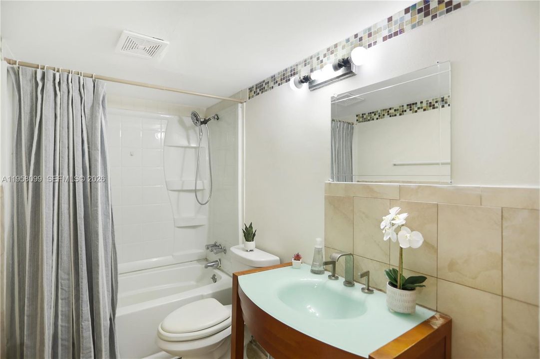 En Venta: $215,000 (2 camas, 2 baños, 1054 Pies cuadrados)