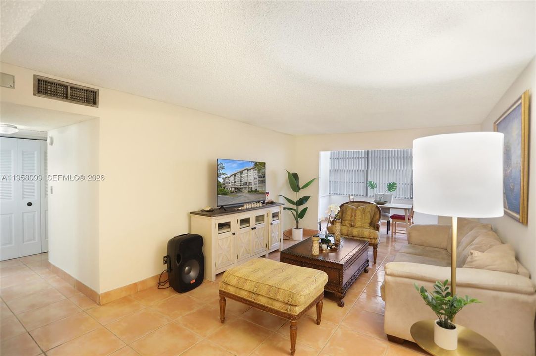 En Venta: $215,000 (2 camas, 2 baños, 1054 Pies cuadrados)