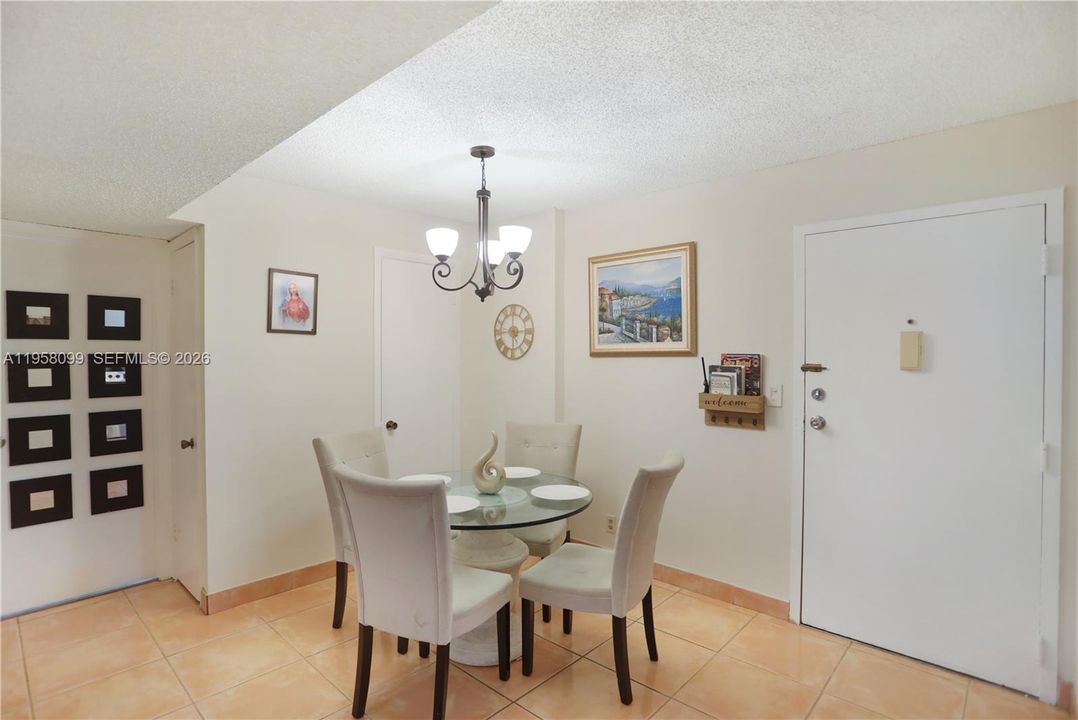 En Venta: $215,000 (2 camas, 2 baños, 1054 Pies cuadrados)