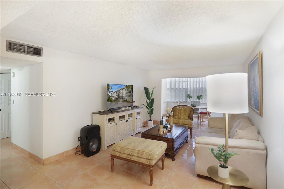 En Venta: $215,000 (2 camas, 2 baños, 1054 Pies cuadrados)