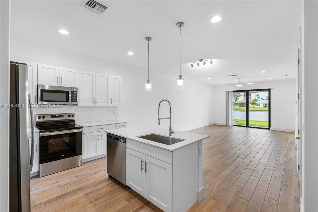 For Rent: $4,148 (2 beds, 2 baths, 1321 Square Feet)