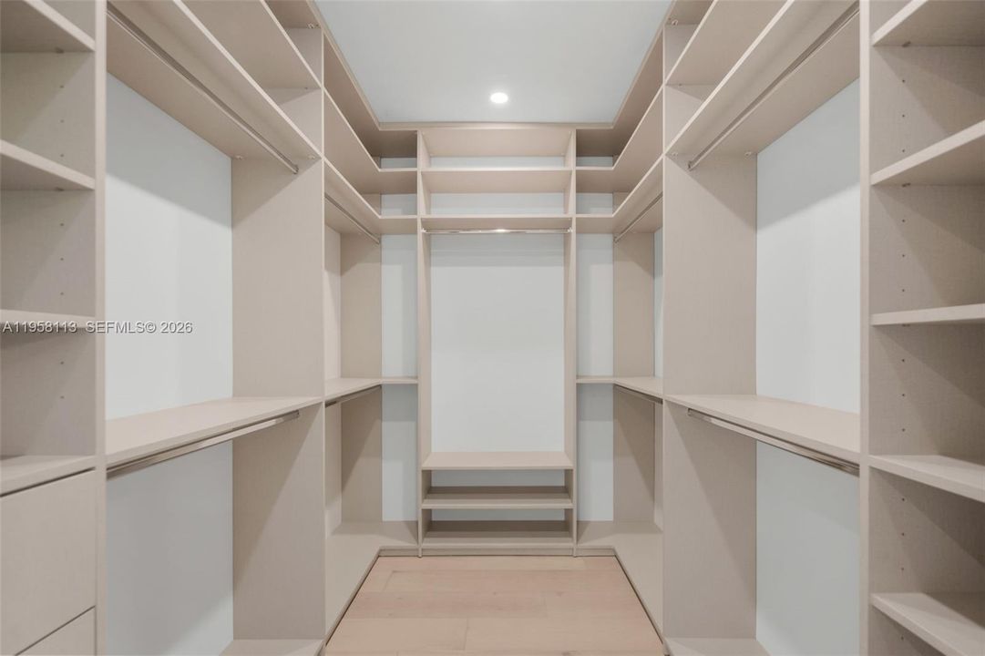 合同活跃: $2,950,000 (5 贝兹, 5 浴室, 3321 平方英尺)