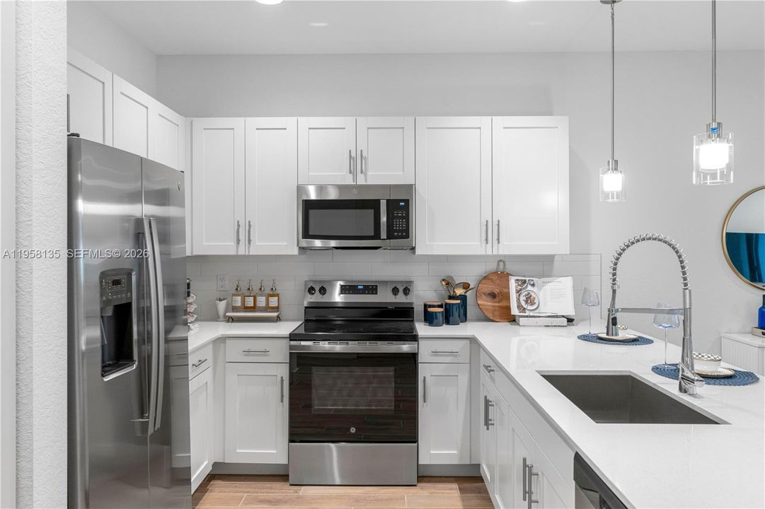 For Rent: $4,148 (2 beds, 2 baths, 1321 Square Feet)