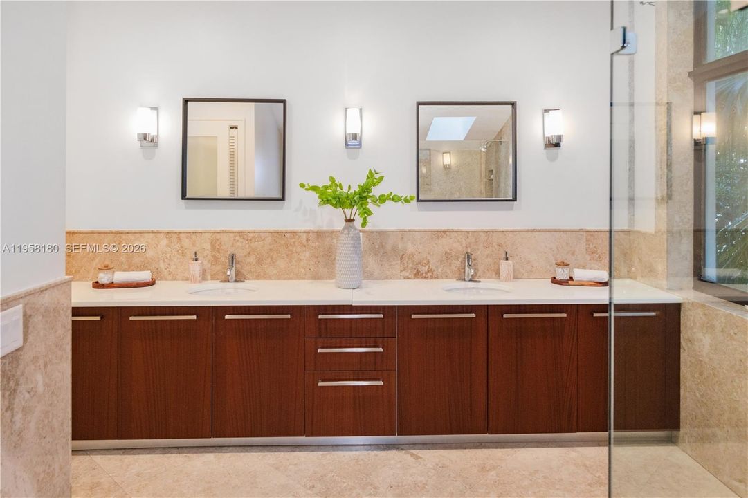 En Venta: $4,195,000 (6 camas, 4 baños, 5741 Pies cuadrados)