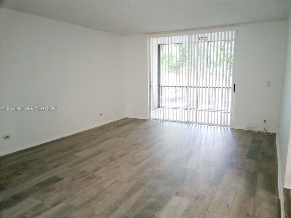 For Sale: $115,000 (1 beds, 1 baths, 800 Square Feet)
