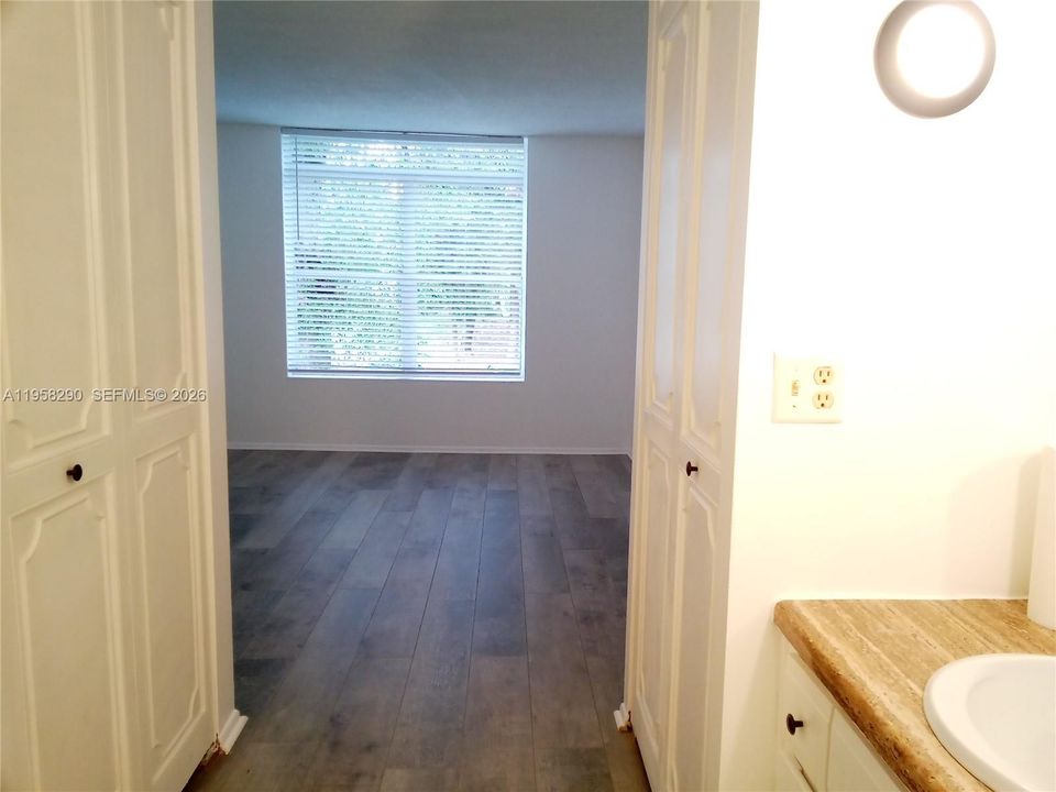 For Sale: $115,000 (1 beds, 1 baths, 800 Square Feet)