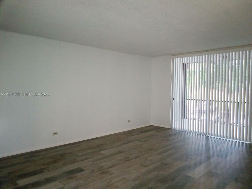 For Sale: $115,000 (1 beds, 1 baths, 800 Square Feet)