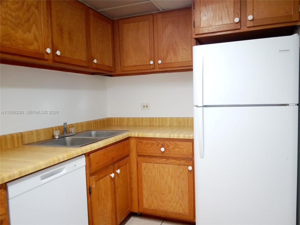 For Sale: $115,000 (1 beds, 1 baths, 800 Square Feet)