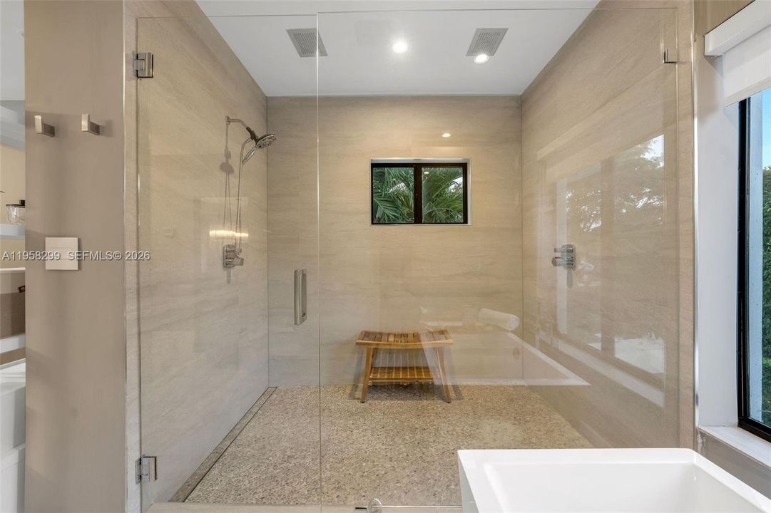 For Sale: $4,550,000 (5 beds, 5 baths, 6614 Square Feet)