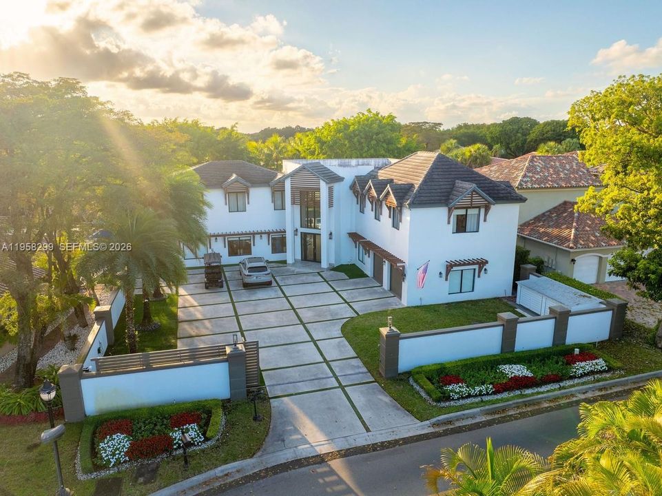 For Sale: $4,550,000 (5 beds, 5 baths, 6614 Square Feet)