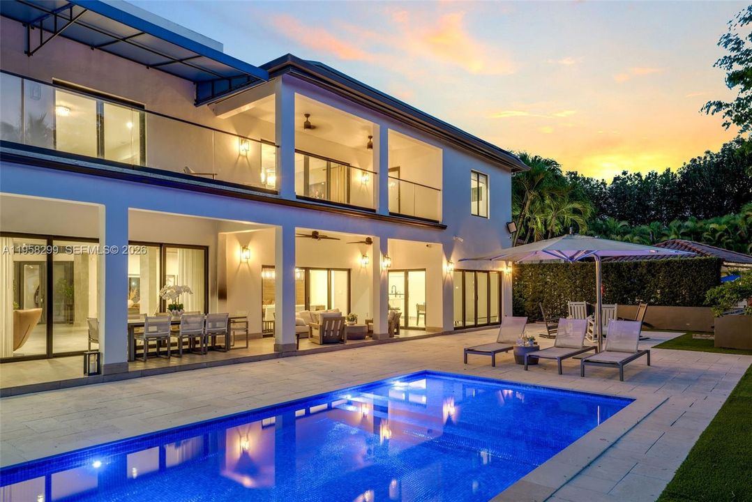 For Sale: $4,550,000 (5 beds, 5 baths, 6614 Square Feet)