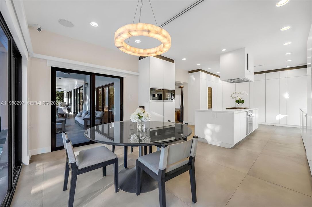 For Sale: $4,550,000 (5 beds, 5 baths, 6614 Square Feet)