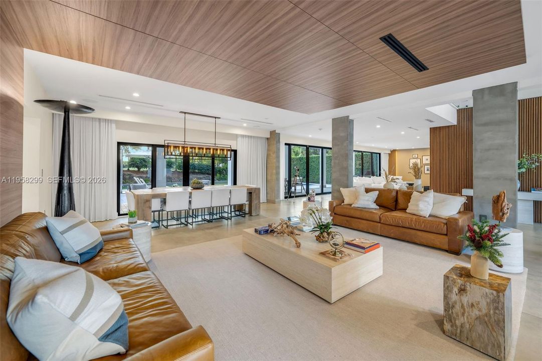 For Sale: $4,550,000 (5 beds, 5 baths, 6614 Square Feet)