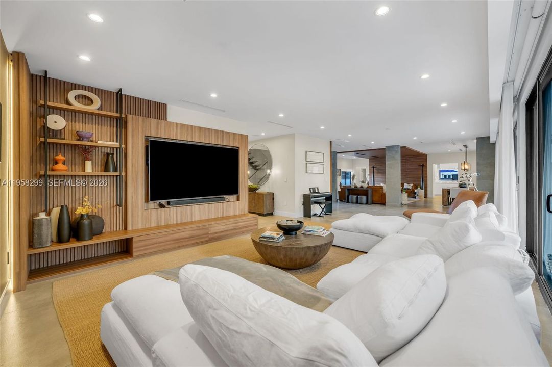 For Sale: $4,550,000 (5 beds, 5 baths, 6614 Square Feet)