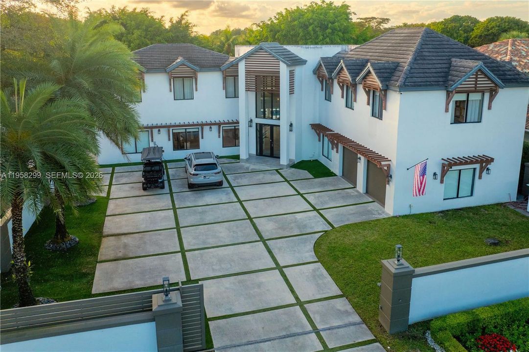 For Sale: $4,550,000 (5 beds, 5 baths, 6614 Square Feet)