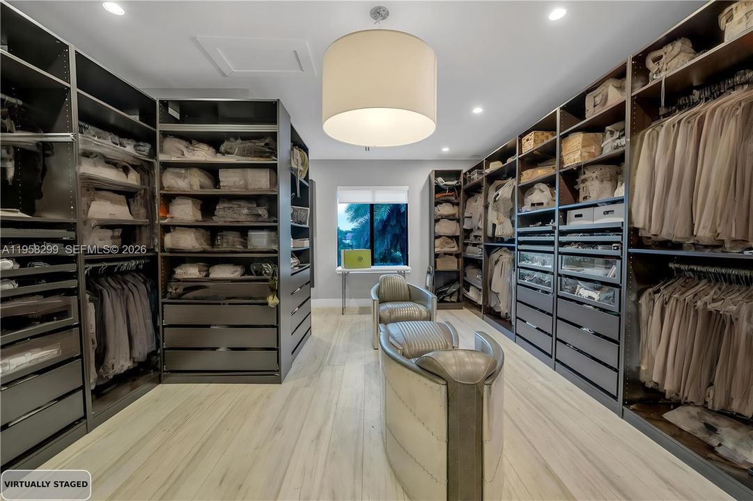 For Sale: $4,550,000 (5 beds, 5 baths, 6614 Square Feet)